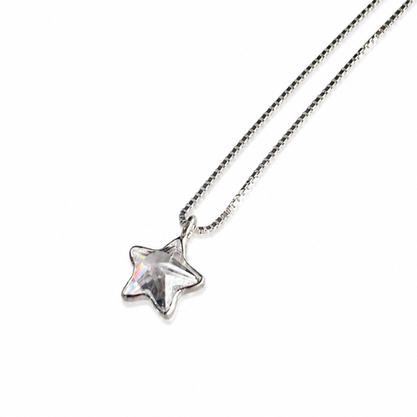 Colar com pingente estrela em prata 925, joia feminina delicada e elegante com design minimalista, ideal para uso diário ou presente especial.