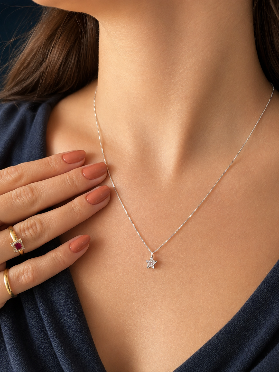 Colar com pingente estrela em prata 925, joia feminina delicada e elegante com design minimalista, ideal para uso diário ou presente especial.