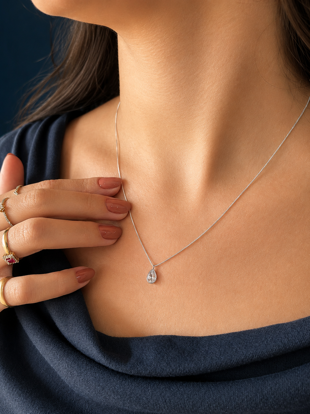 Compre colar com pingente gota em prata 925. Joia feminina delicada e elegante, ideal para presentear em aniversários, Dia dos Namorados e ocasiões especiais.