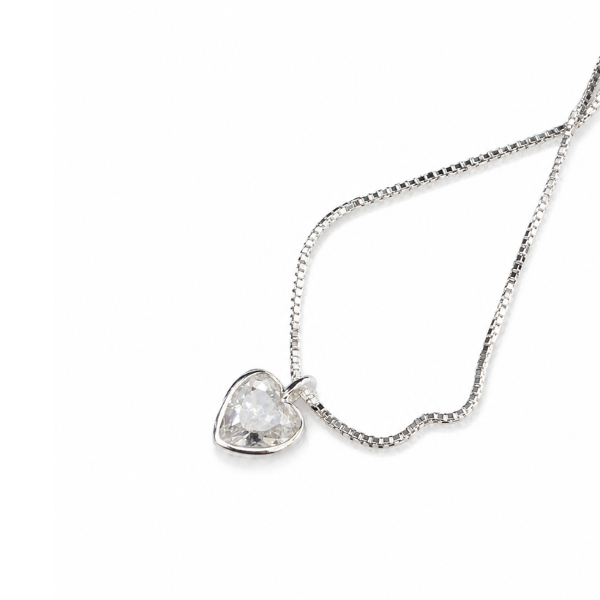 Pingente coração em prata 925 com corrente delicada, joia feminina minimalista e elegante para presente romântico ou uso diário.