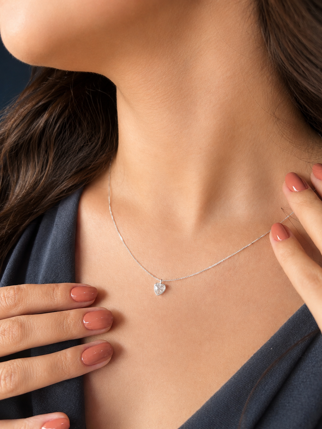 Pingente coração em prata 925 com corrente delicada, joia feminina minimalista e elegante para presente romântico ou uso diário.