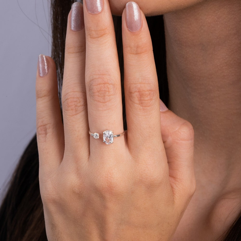 Anel Regulável com Pedra Oval e Ponto de Luz